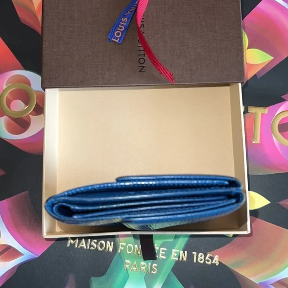 Authentic Louis Vuitton epi wallet unisex - Picture 5 of 15